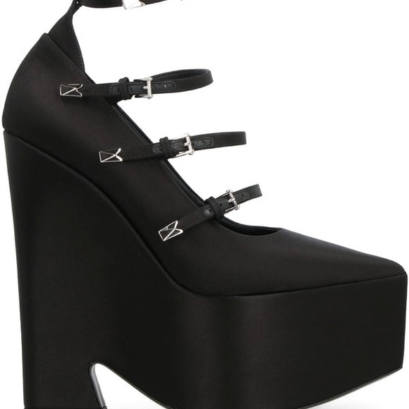 Versace Tempest Pump 
Size 39.5 (runs small, fits like an 8 US)
Only tried on - Picture 2 of 7